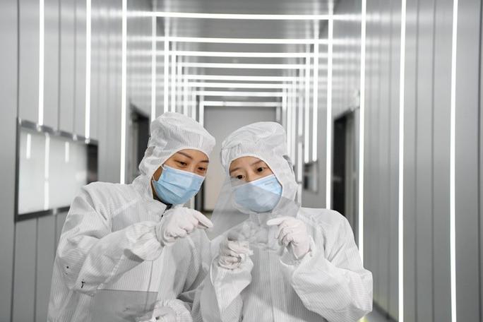 2024年2月21日,在位于安徽合肥的東超科技工廠,技術(shù)人員在檢查負(fù)折射